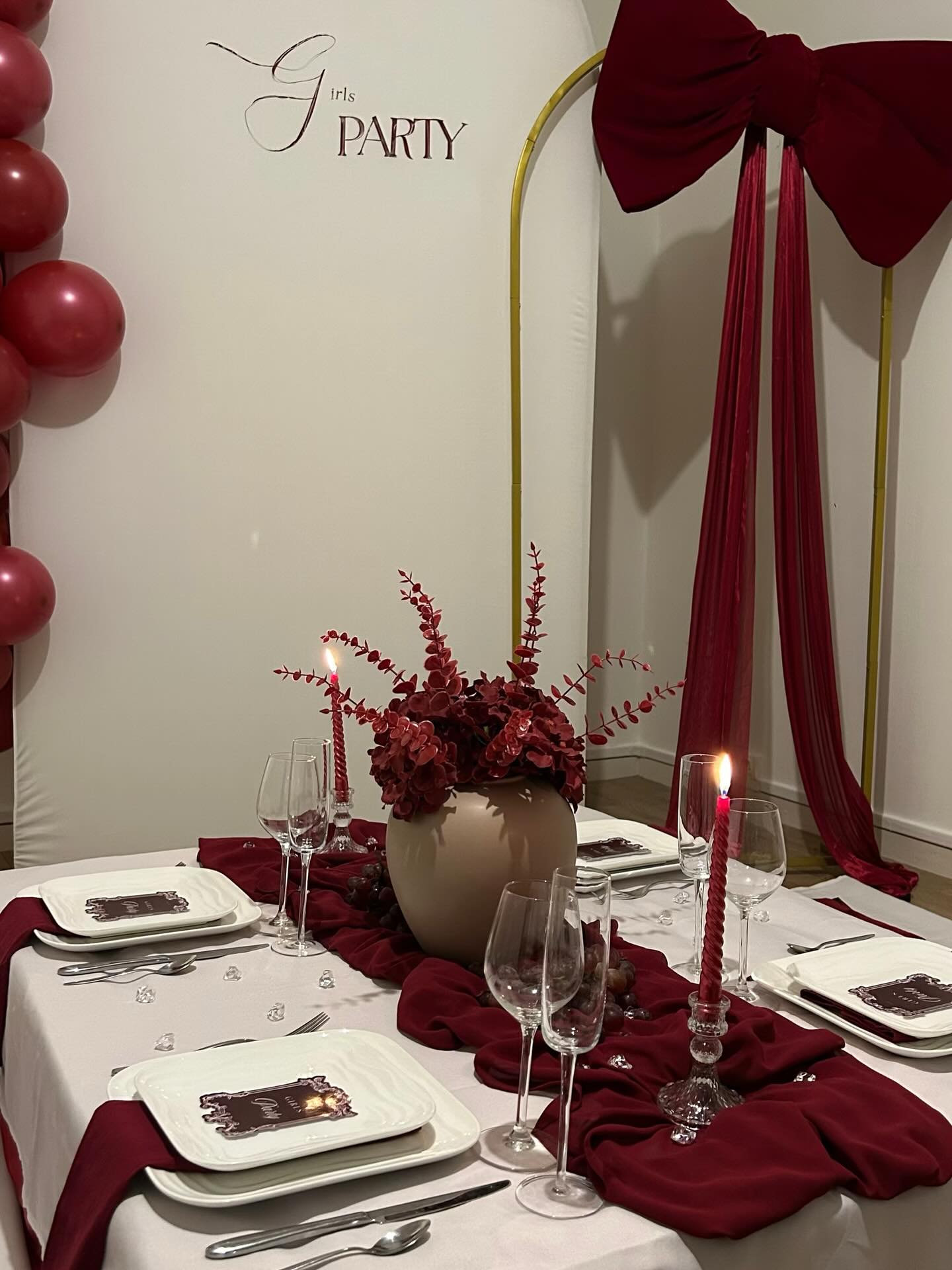 Table de réception bordeaux mise en scène par RK Déco Prestige