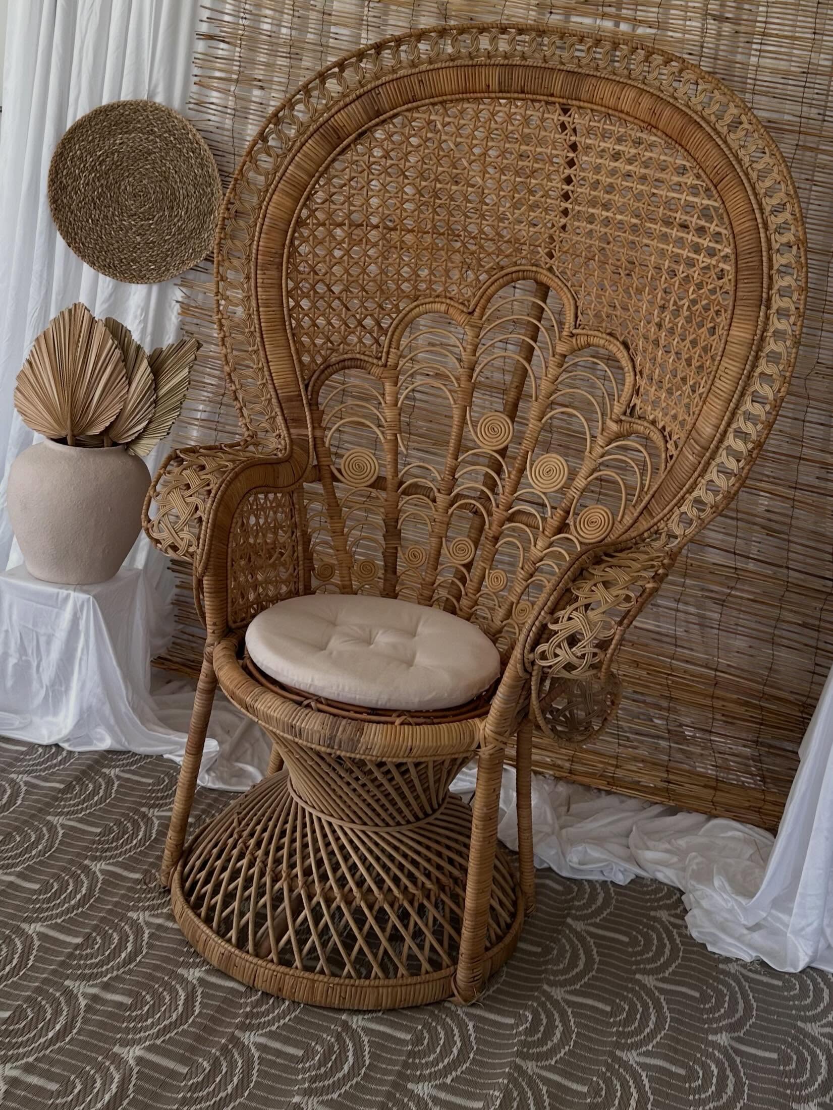 Scénographie naturelle avec fauteuil en rotin, réalisée par RK Déco Prestige