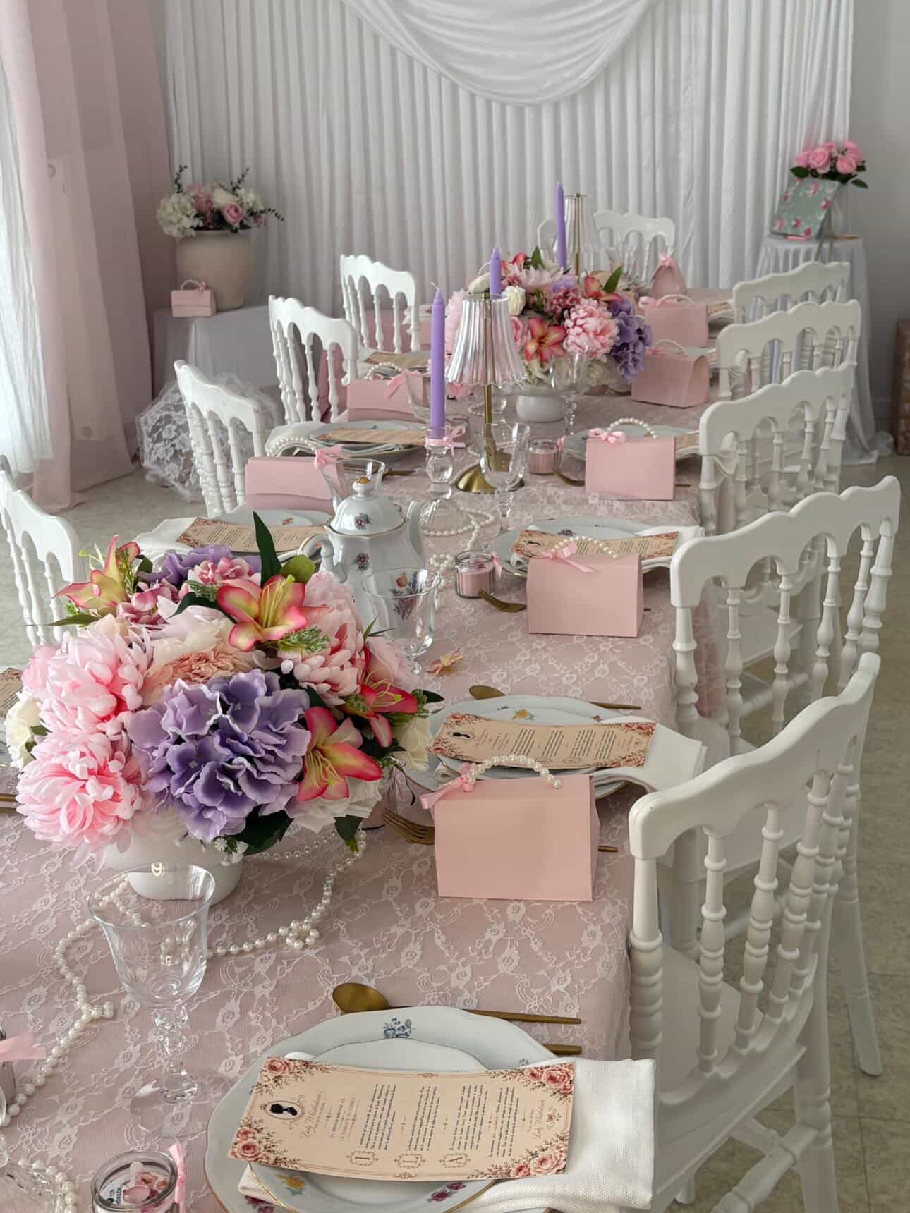 Réception rose et lilas avec fleurs et perles