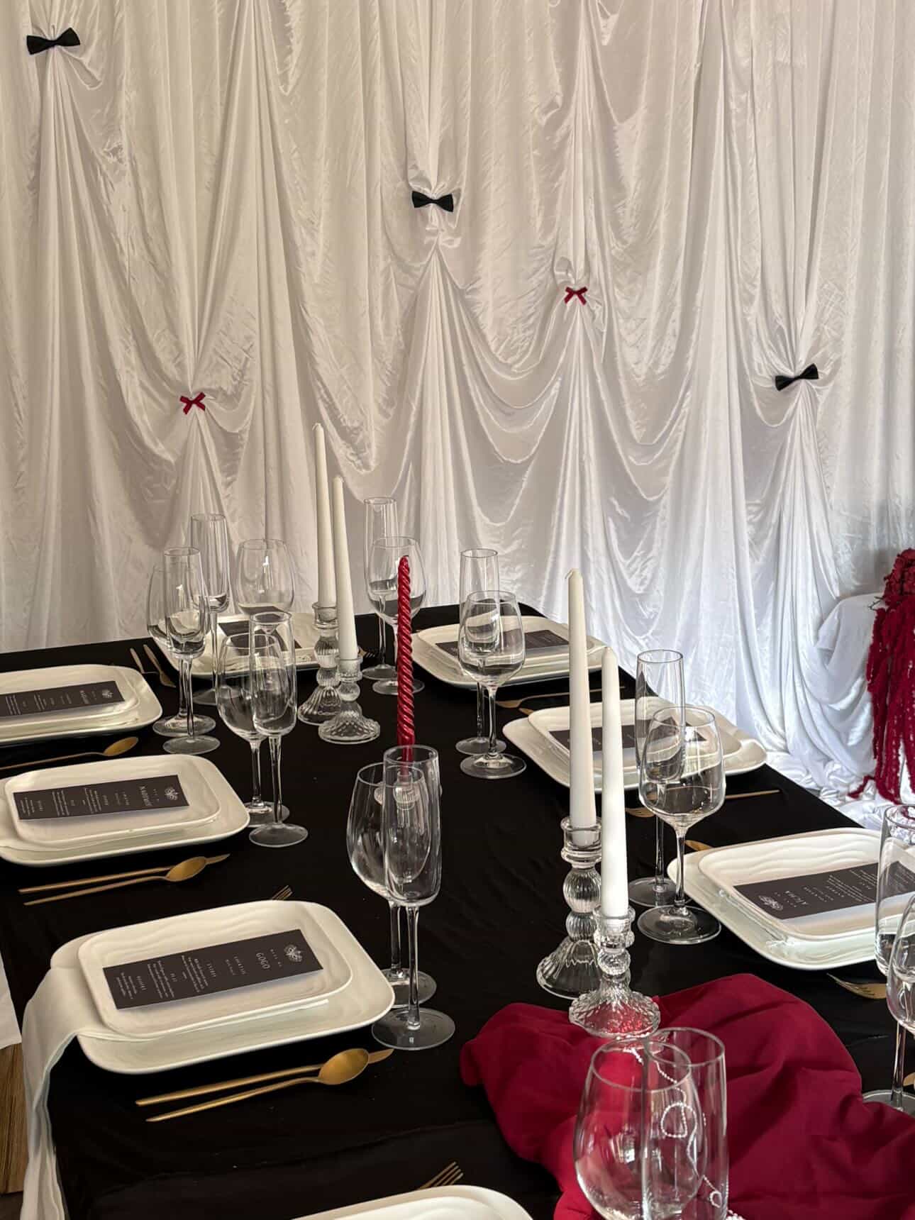 Table noire et bordeaux avec bougies