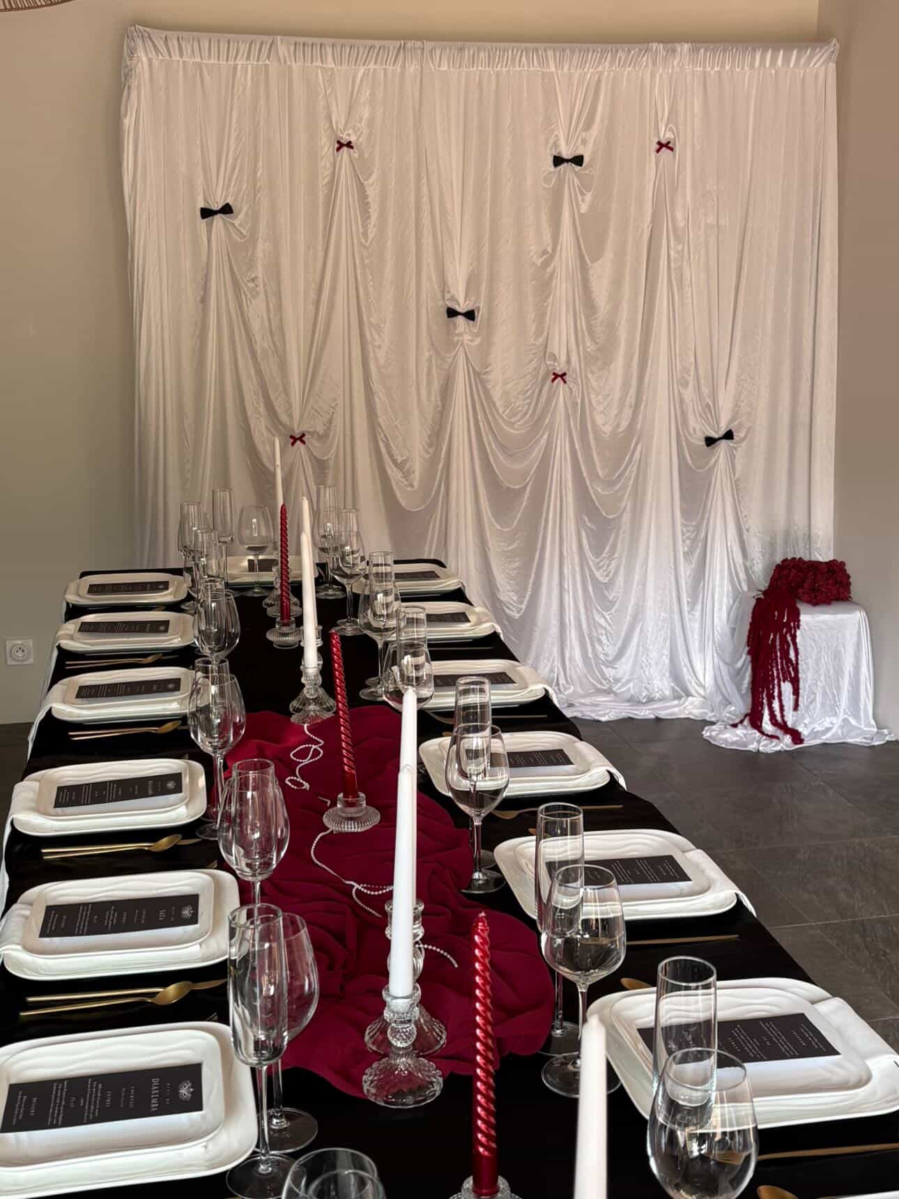 Décor de réception noir, blanc et bordeaux