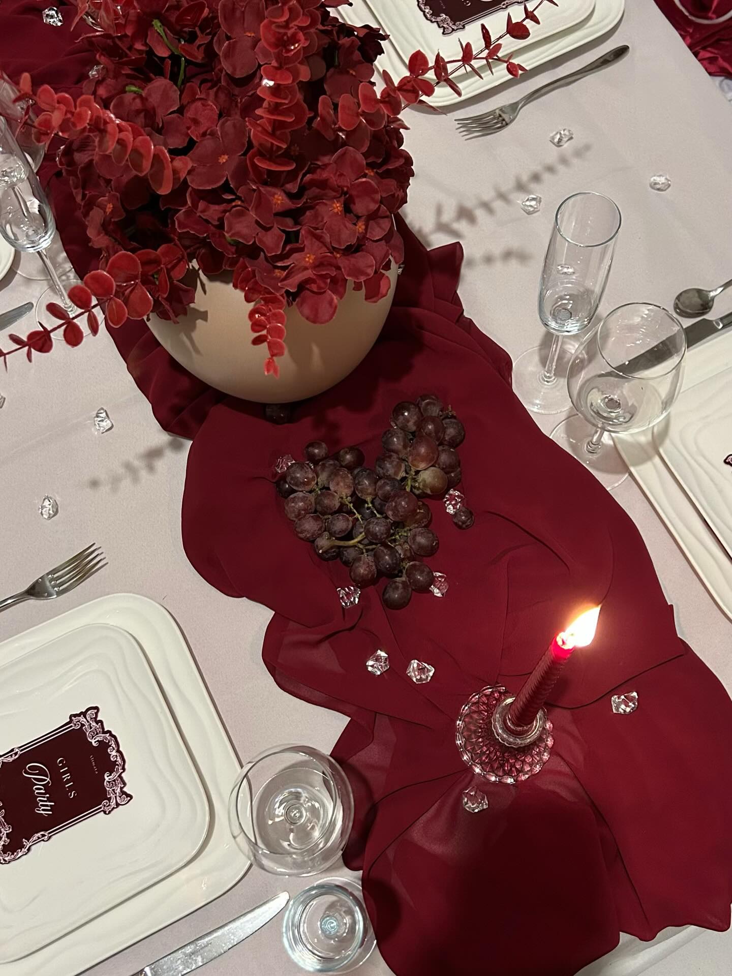 Détail de table rouge avec fleurs et bougie