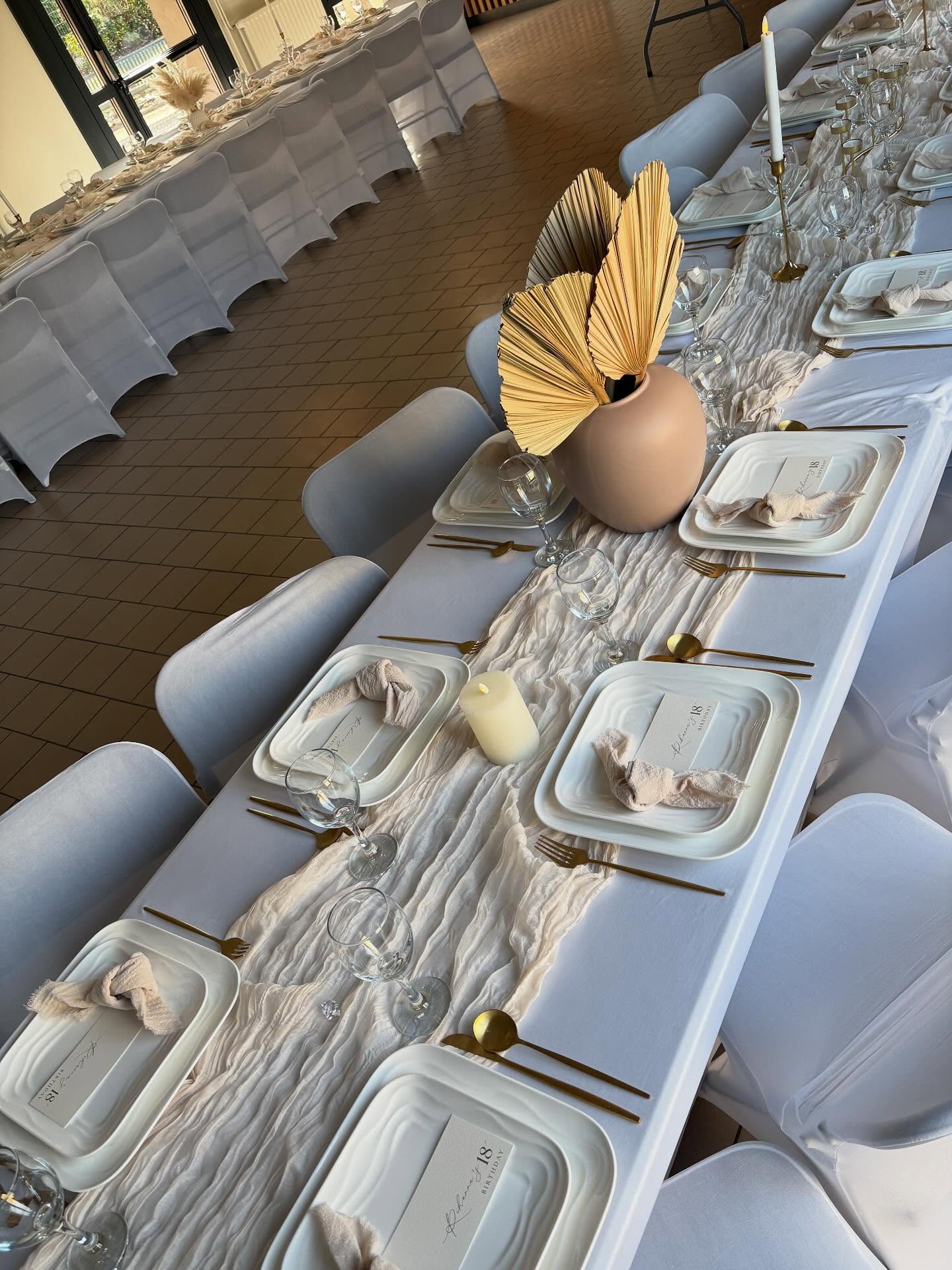 Table de réception bordeaux et blanche
