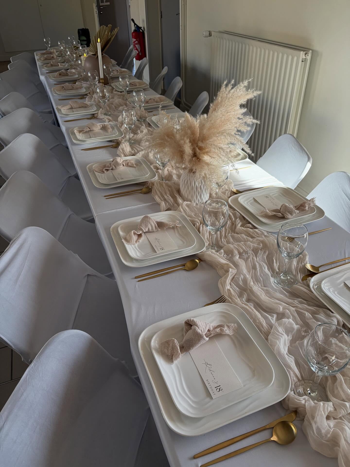Détails raffinés d'une table de fête