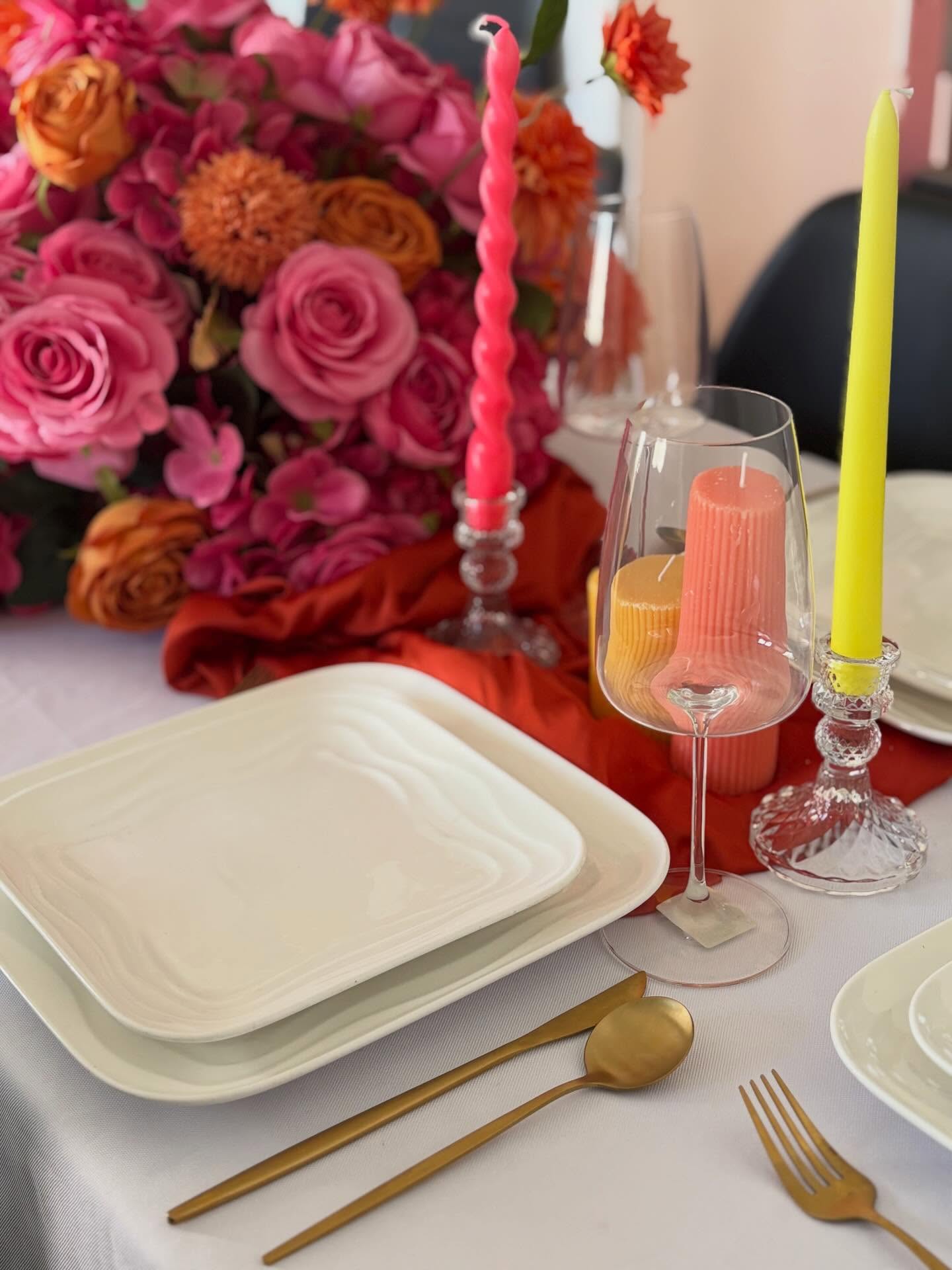 Table élégante blanche et dorée