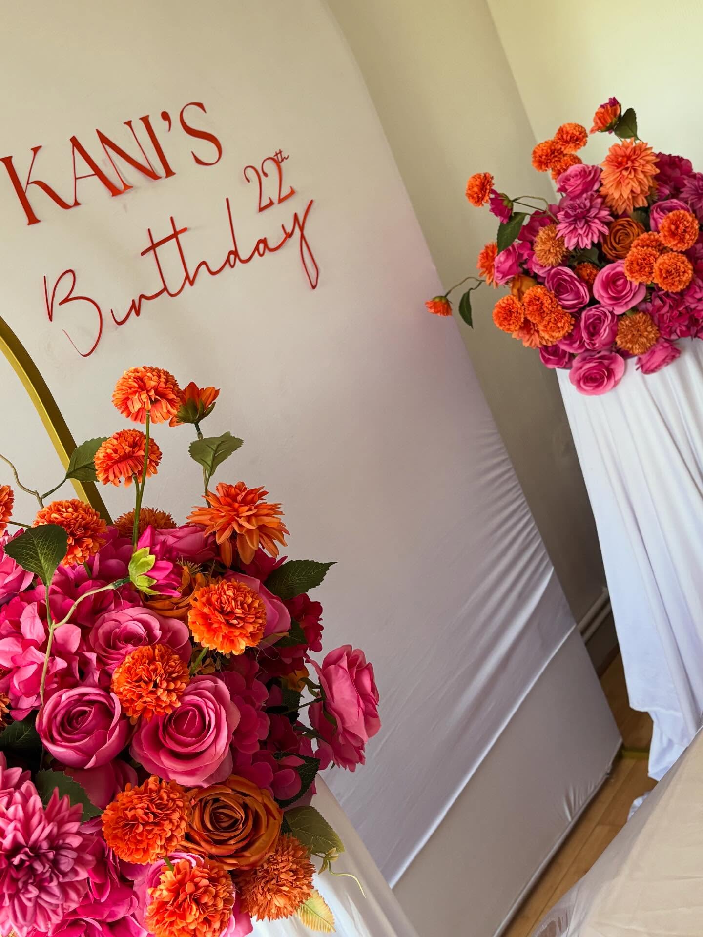 Table colorée avec fleurs et bougies